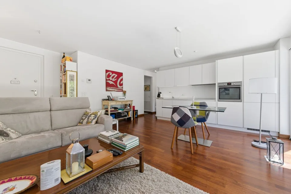 Moderne Wohnung mit grosser Terrasse im Grünen