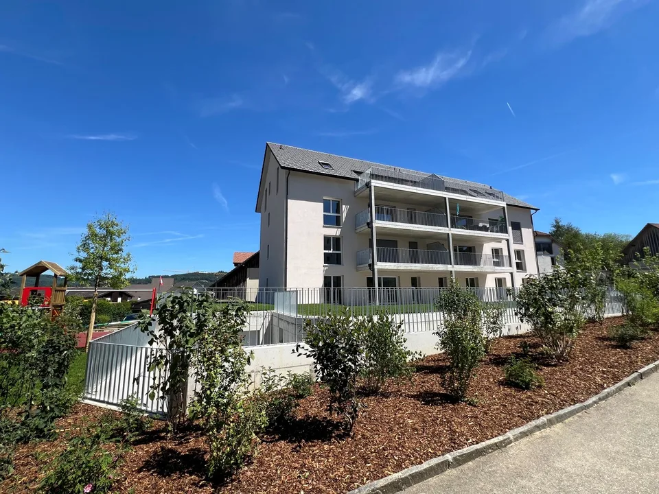 Moderne 3.5-Zimmer-Neubauwohnung mit Balkon und Garage – Erstbezug 2026