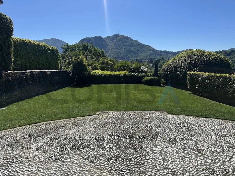 MUZZANO  Villa di charme 6.5 locali giardino e vista lago