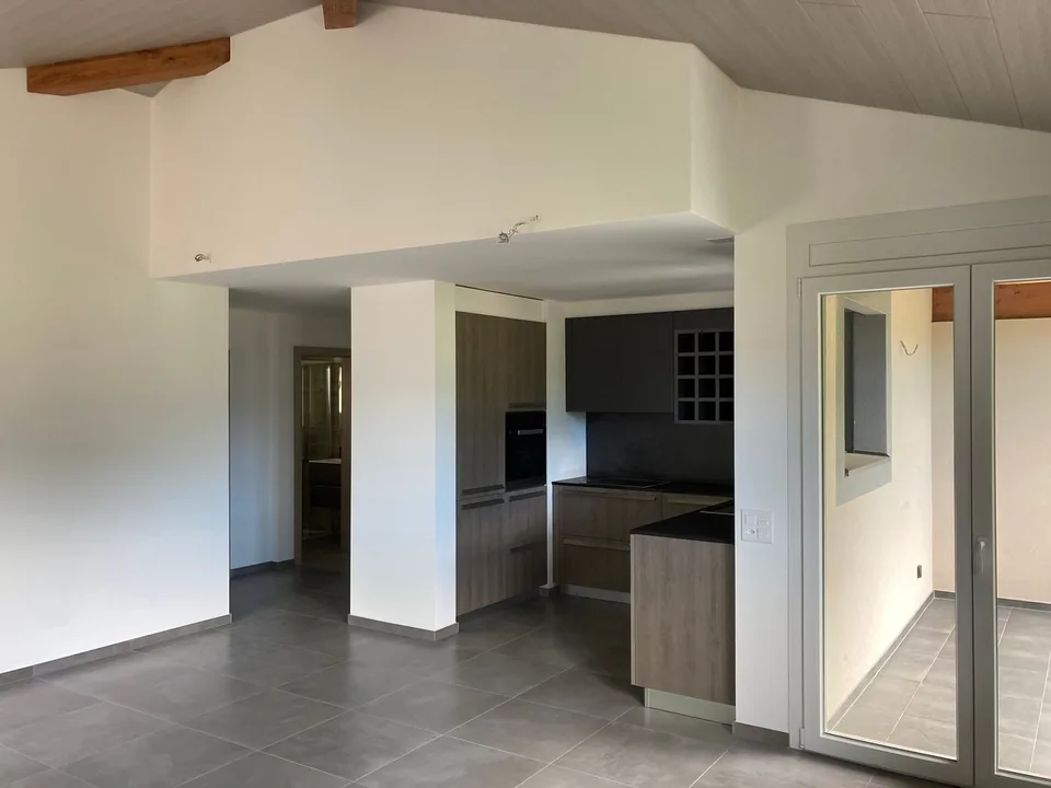 Appartement en attique de 4,5 pièces avec jardin privé, Lumino