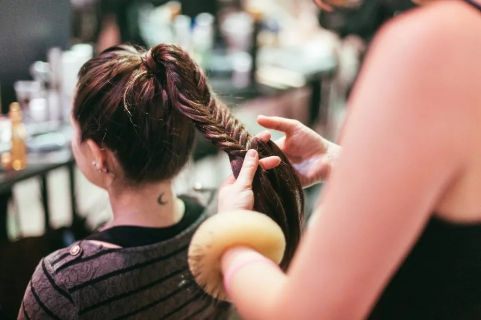 SALON DE COIFFURE IDÉALEMENT SITUÉ DANS LE QUARTIER EN PLEIN ESSOR DES ACACIAS