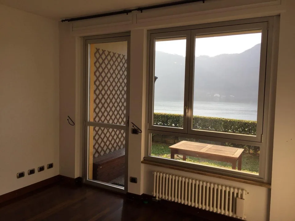 Pied-à-terre con vista lago giardino e piscina condominiale