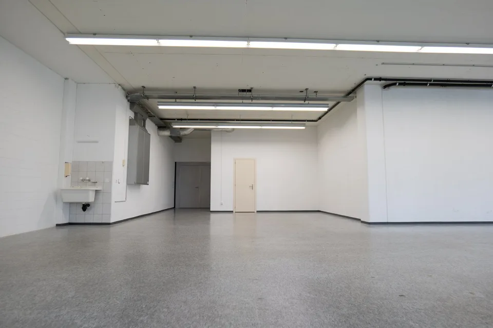 Spazio commerciale luminoso con potenziale di utilizzo polivalente