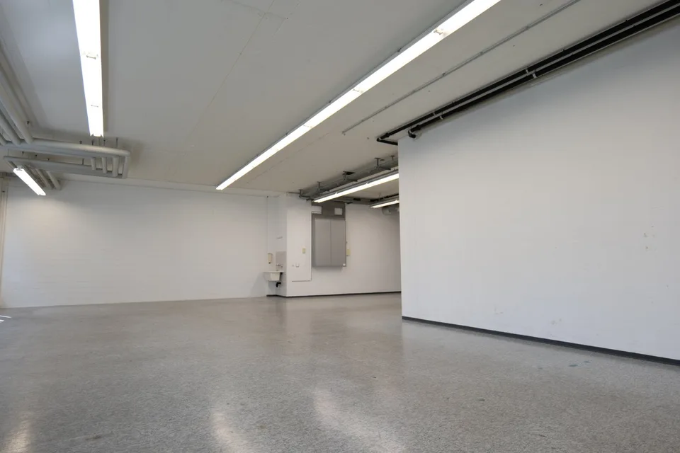 Spazio commerciale luminoso con potenziale di utilizzo polivalente