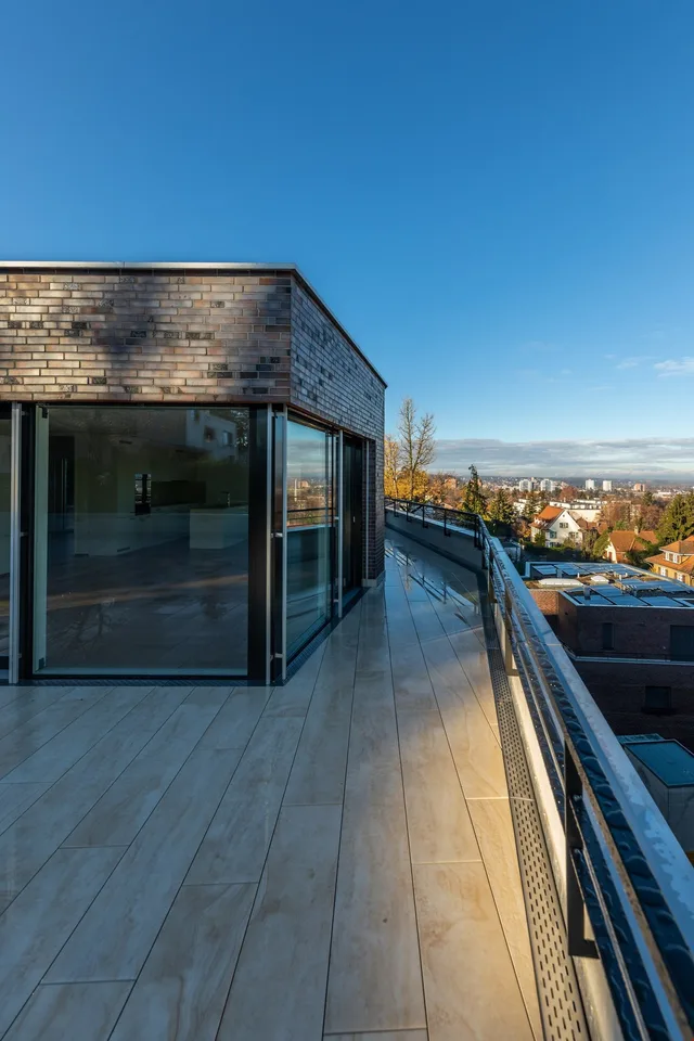 Moderne 2.5-Zimmer-Dachwohnung mit Stadtpanorama in Binningen