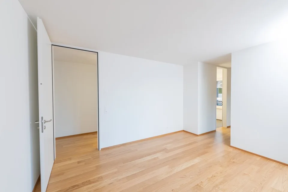 Modern 2.5-room attic apartment with city panorama in Binningen – photo 8 of 13