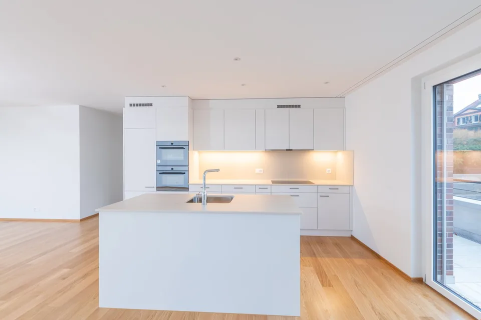 Modern 2.5-room attic apartment with city panorama in Binningen – photo 6 of 13