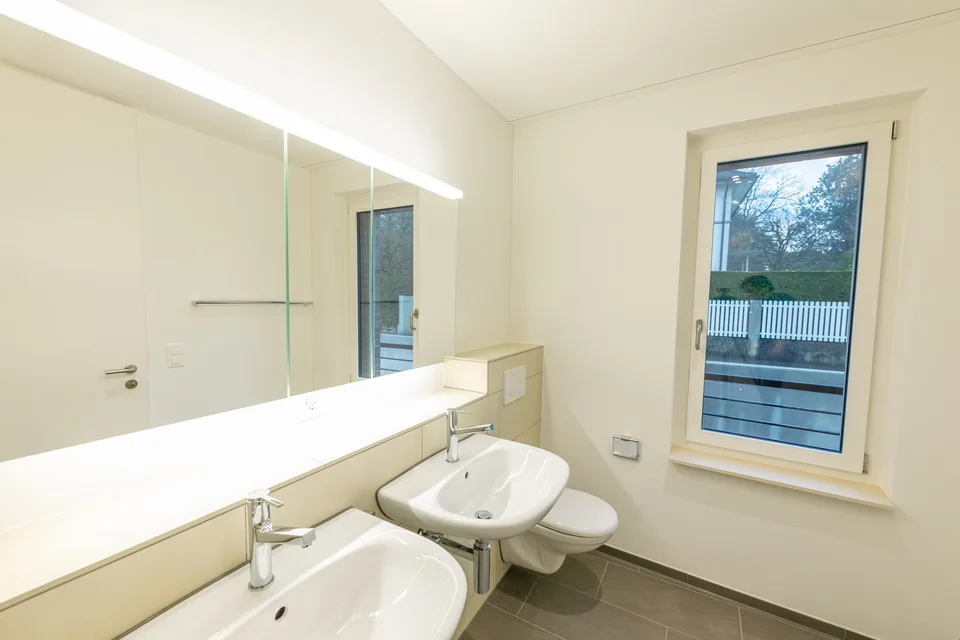 Modern 2.5-room attic apartment with city panorama in Binningen – photo 11 of 13