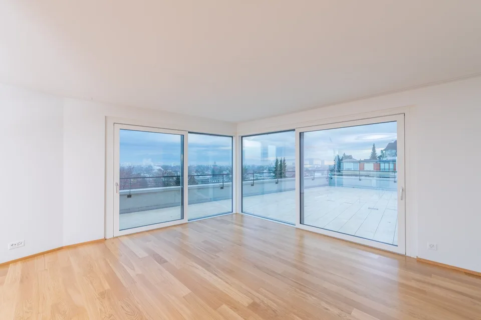Moderne 2.5-Zimmer-Dachwohnung mit Stadtpanorama in Binningen