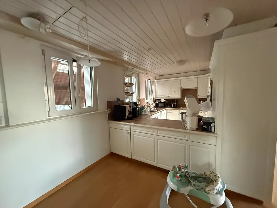 Incantevole appartamento di 4,5 locali con caminetto e balcone
