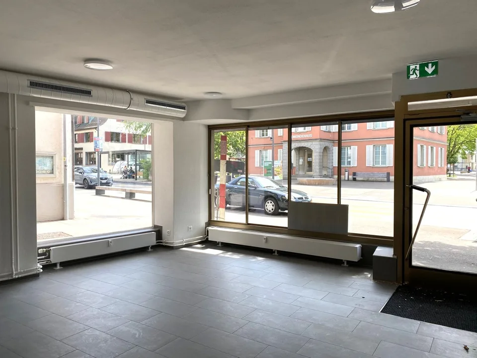 Bello spazio commerciale nel centro di Neuhausen