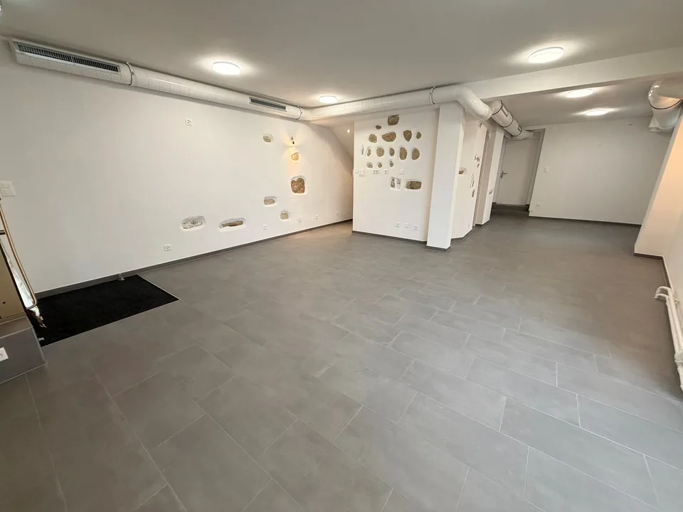 Bello spazio commerciale nel centro di Neuhausen
