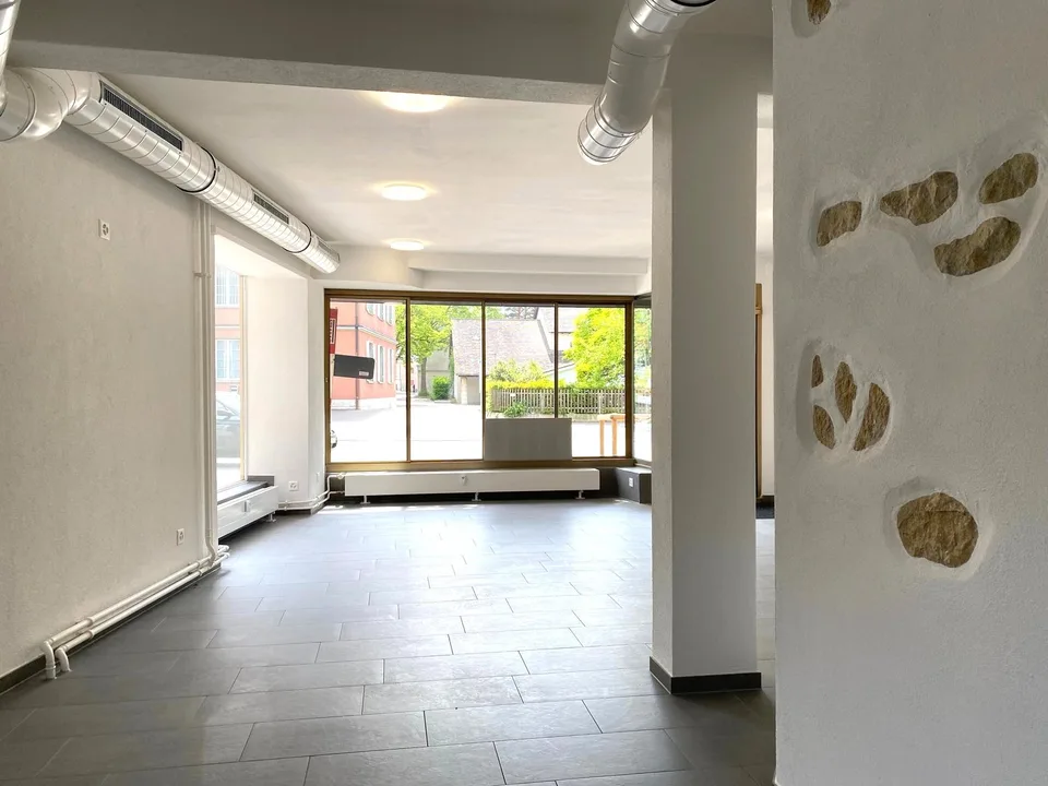 Bello spazio commerciale nel centro di Neuhausen