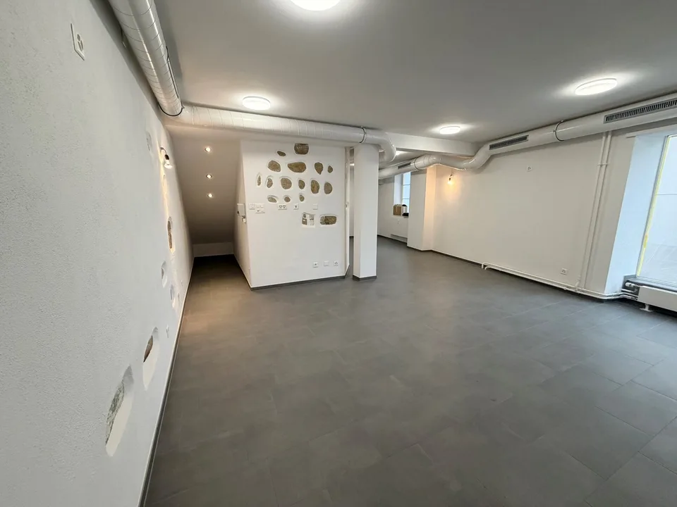 Bello spazio commerciale nel centro di Neuhausen