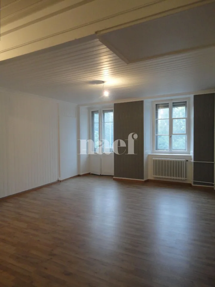 Appartement spacieux de 4 pièces au 1er étage EST