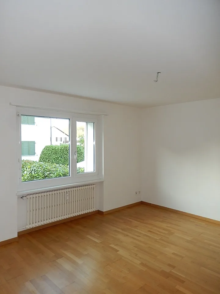 Bright, modern 3-room apartment with garden seating area