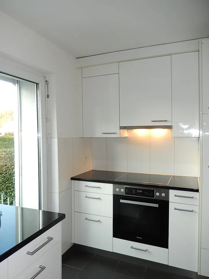 Bright, modern 3-room apartment with garden seating area