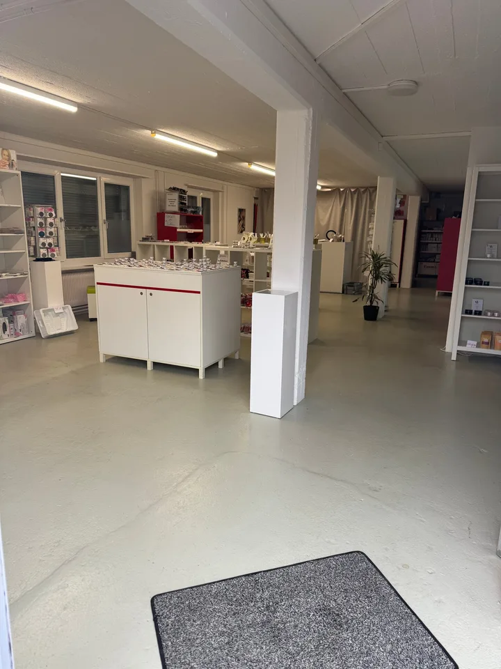Heller Gewerberaum mit 105 m² an ruhiger Lage in Uster - Nachmieter gesucht