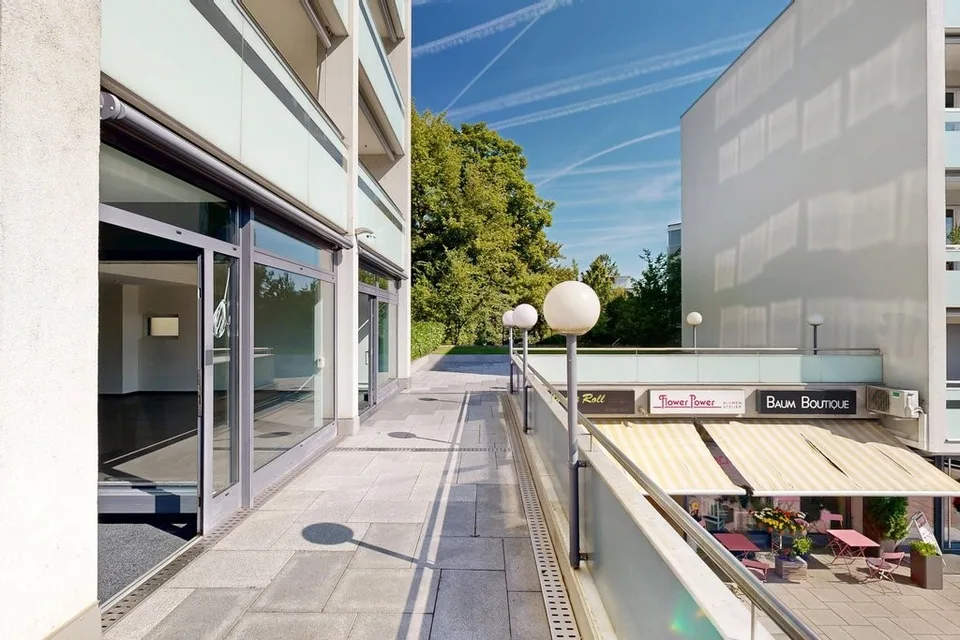 Attraktive Büro-/Ladenfläche im Erdgeschoss mit Terrasse und Lagerraum