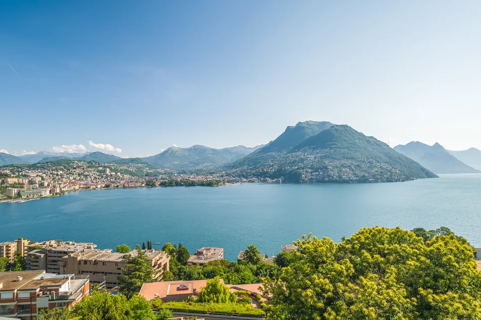ATTICO DI 5.5 LOCALI CON MERAVIGLIOSA VISTA LAGO