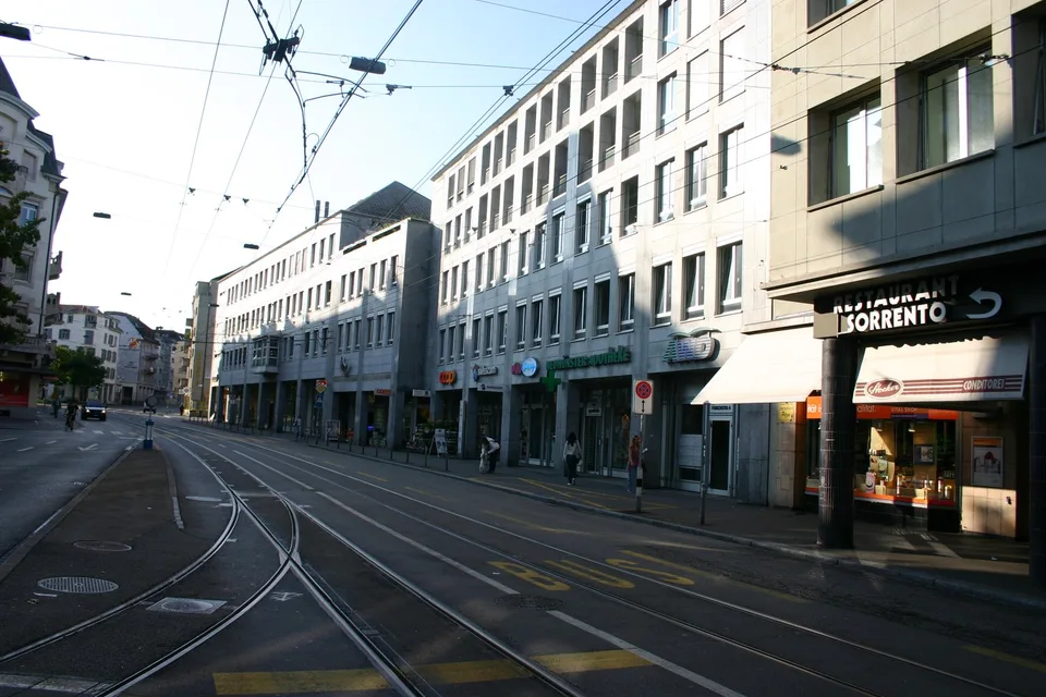 Motorrad-Einstellplätze beim Kreuzplatz / nähe Bhf. Stadelhofen zu vermieten
