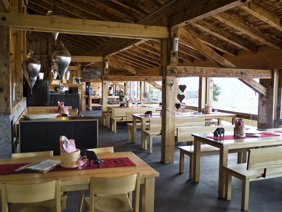 Wo Alpenpanorama und Gastfreundschaft zusammenkommen – Bergrestaurant Chüestall Blausee