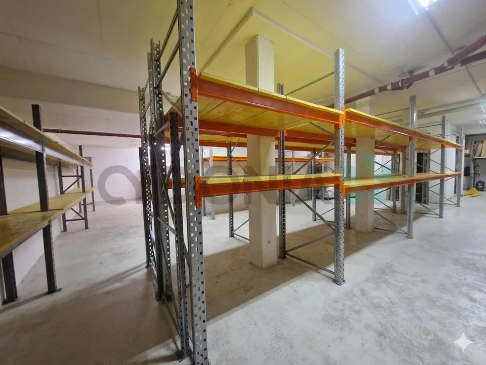 Lokal mit Büros und Lager zu vermieten, insgesamt 270m2