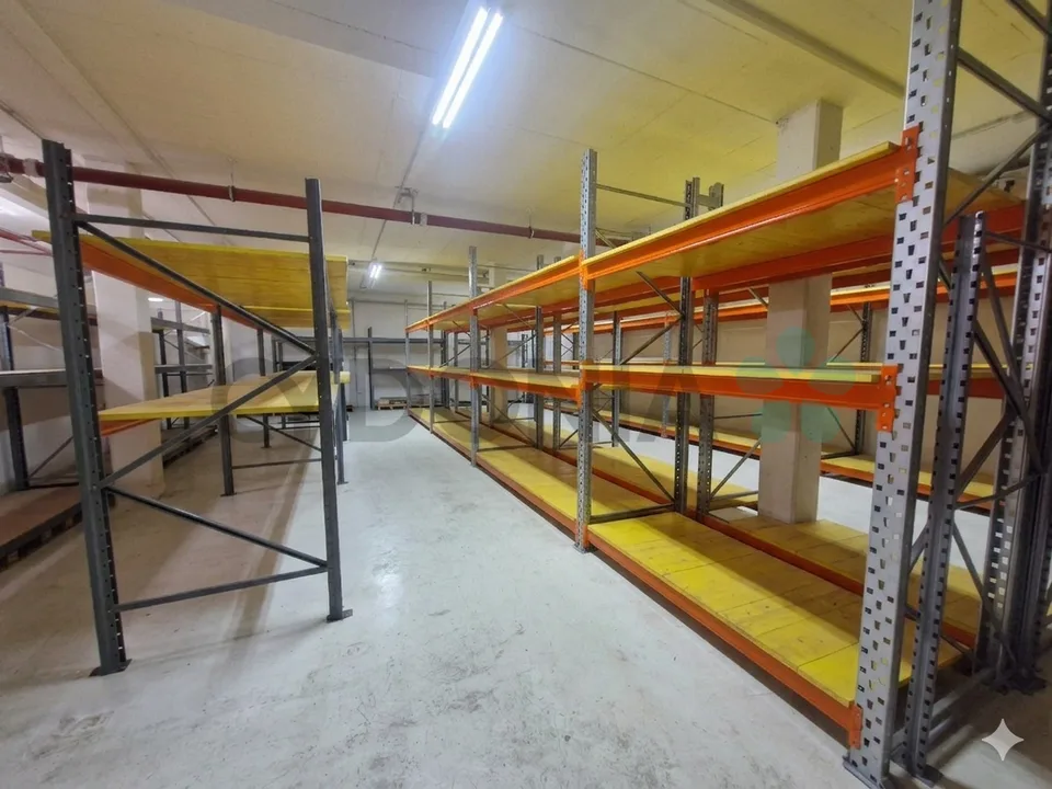 Lokal mit Büros und Lager zu vermieten, insgesamt 270m2