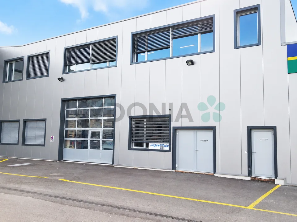 Local commercial avec bureaux et dépôt à louer totalisant 270m2