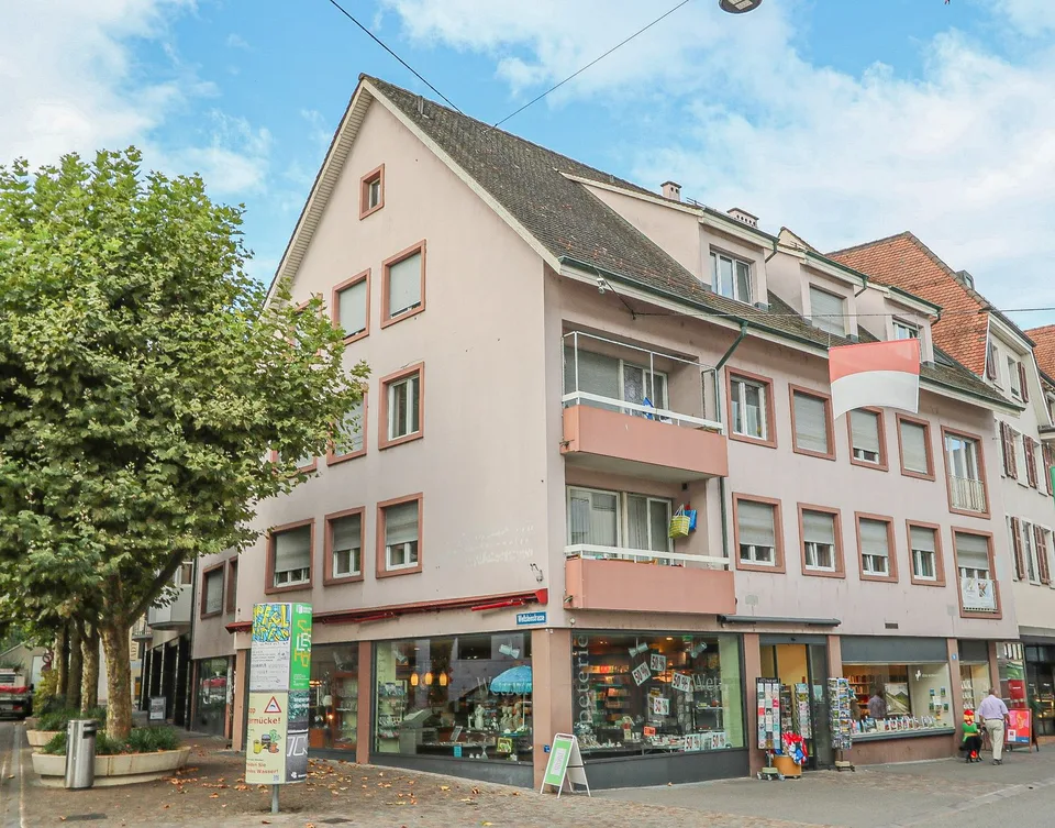 Ihre neue Adresse mitten im Herzen von Riehen – im 1. Obergeschoss direkt am Dorfplatz!