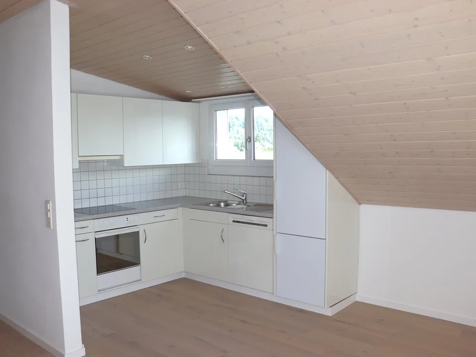 originelle 3.5 Zi.-DACH-Wohnung mit Balkon