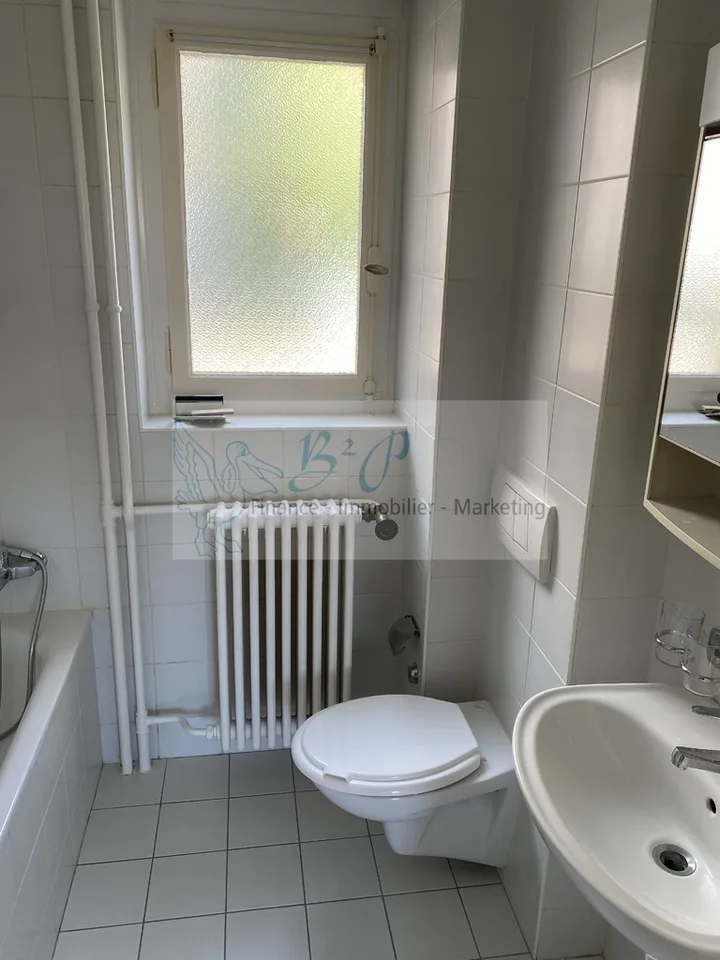 Un bel appartement de 2.5 pièces avec balcon est à louer sur Peseux !