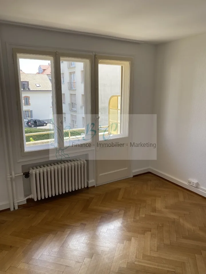 Un bel appartement de 2.5 pièces avec balcon est à louer sur Peseux !