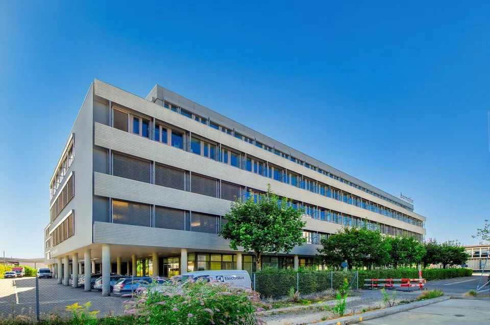 Freie Gewerbefläche von total 4'376 m²