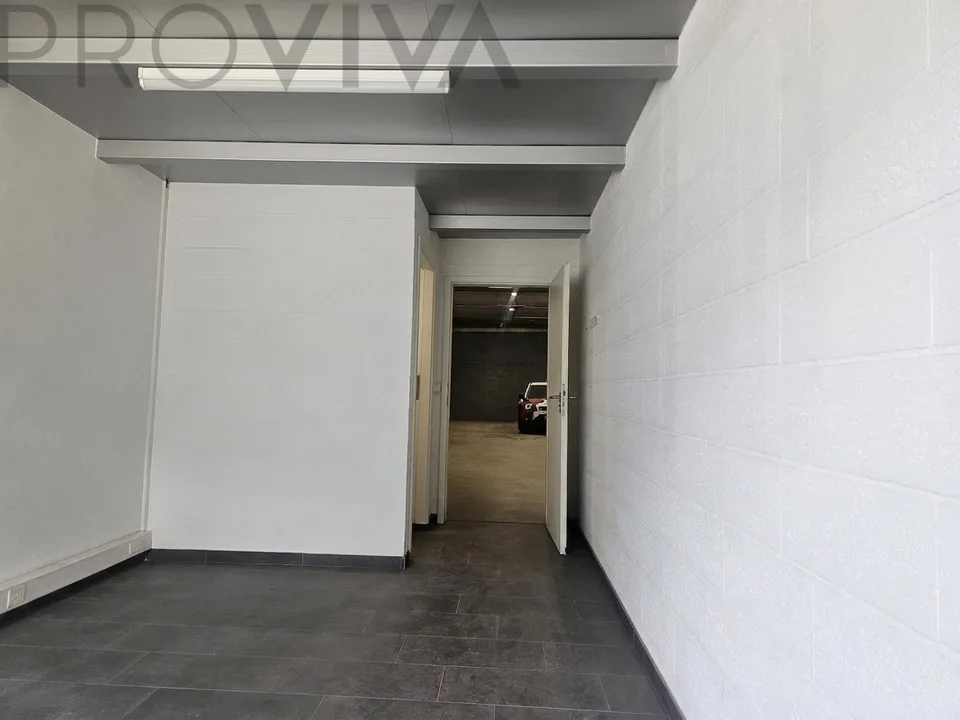 Halle in idealer Lage mit separatem Büro