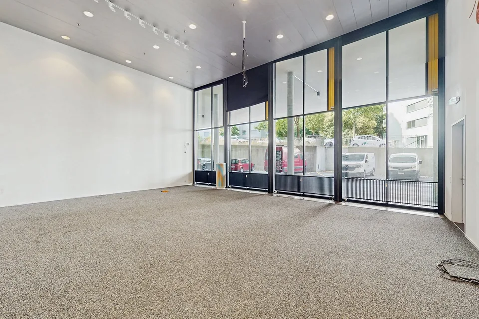 Espace commercial ensoleillé au rez-de-chaussée – polyvalent (103 m²)