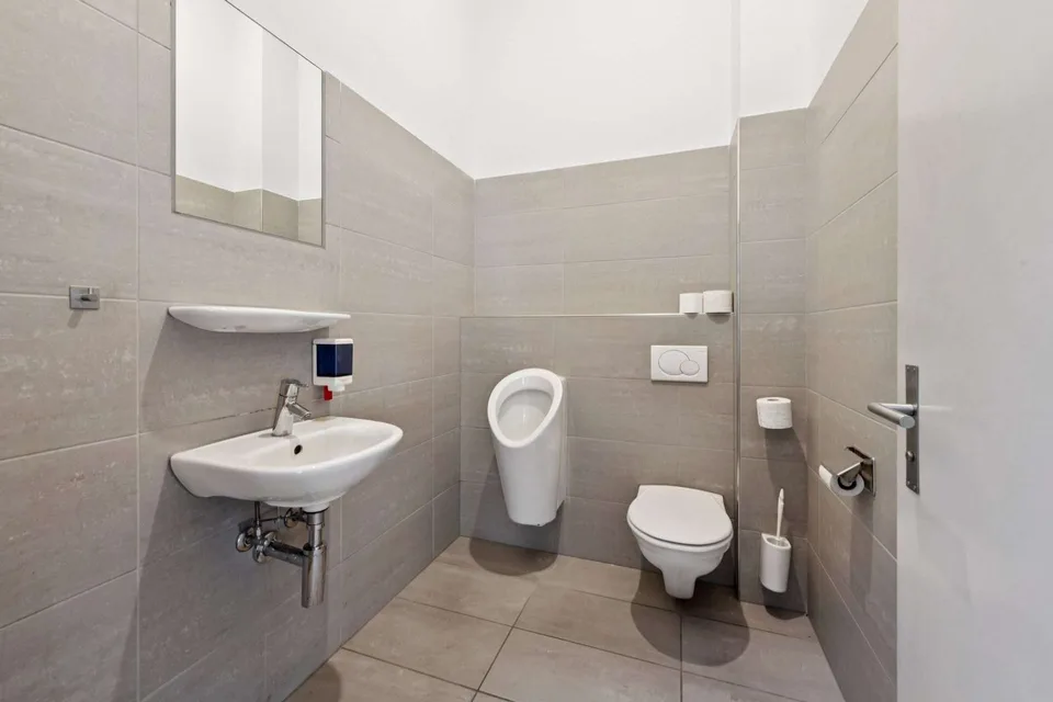 Espace de bureau attractif dans un emplacement animé – photo 8 sur 13