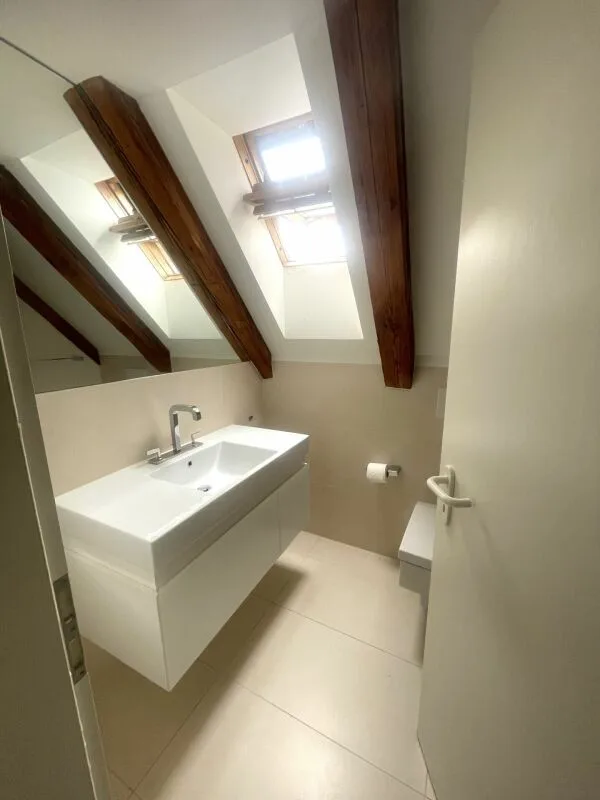 Spazi ufficio luminosi in una villa storica a Wädenswil