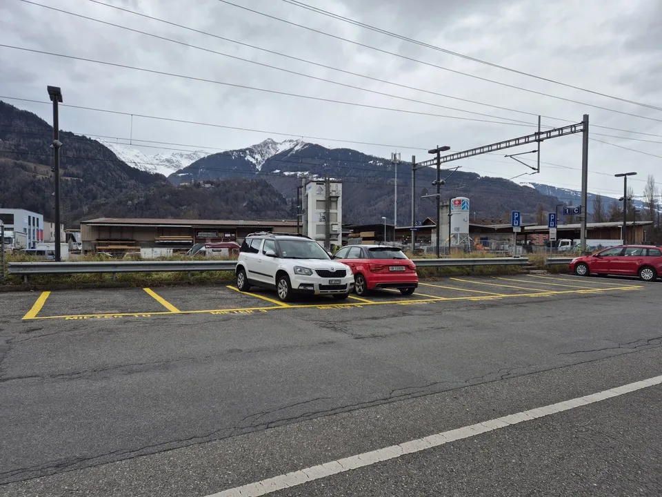 Place de parking à la gare de Maienfeld