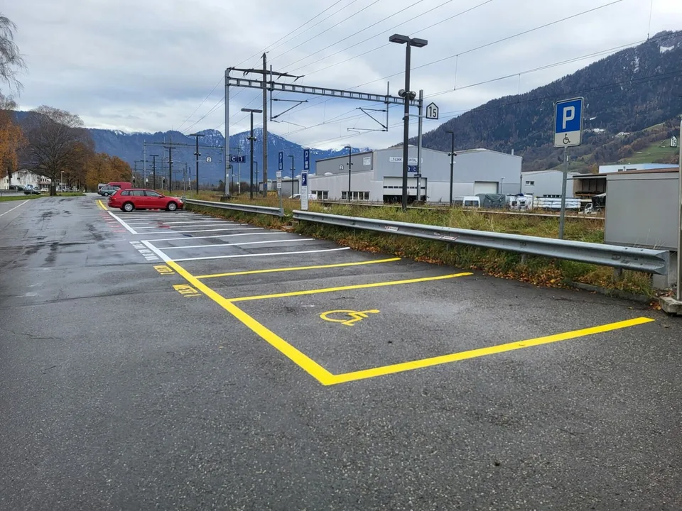 Place de parking à la gare de Maienfeld