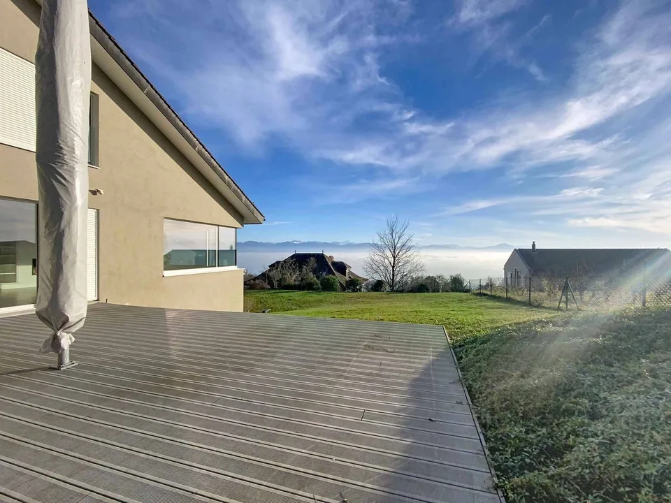 Moderne Villa mit Panoramablick auf den See