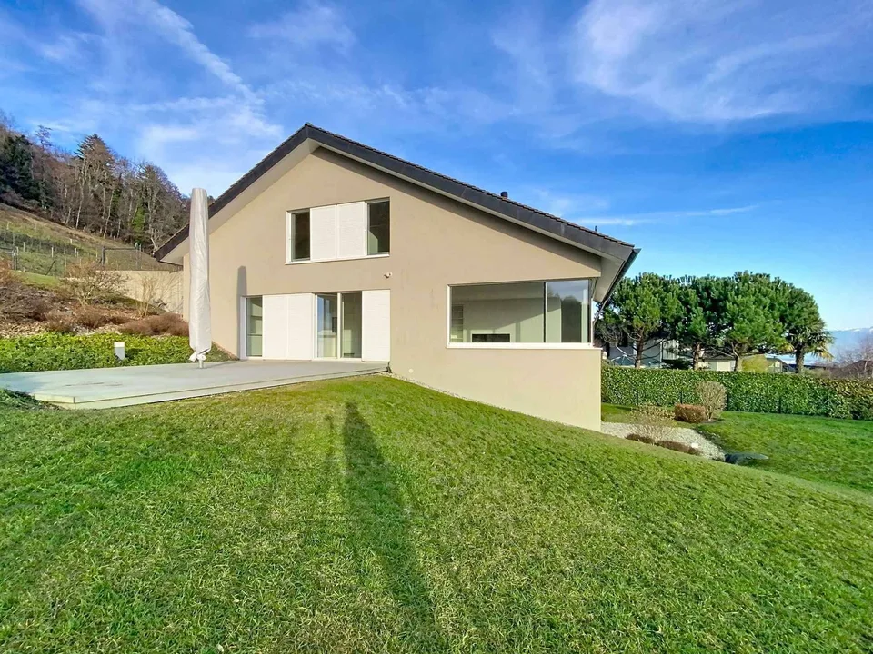Moderne Villa mit Panoramablick auf den See – Foto 11 von 12