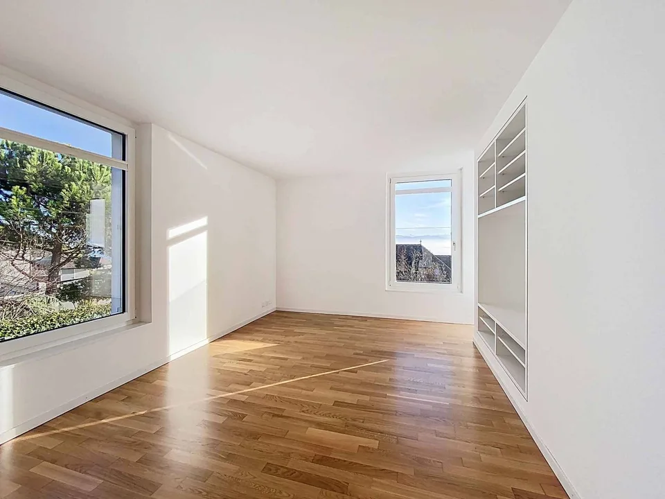 Moderne Villa mit Panoramablick auf den See