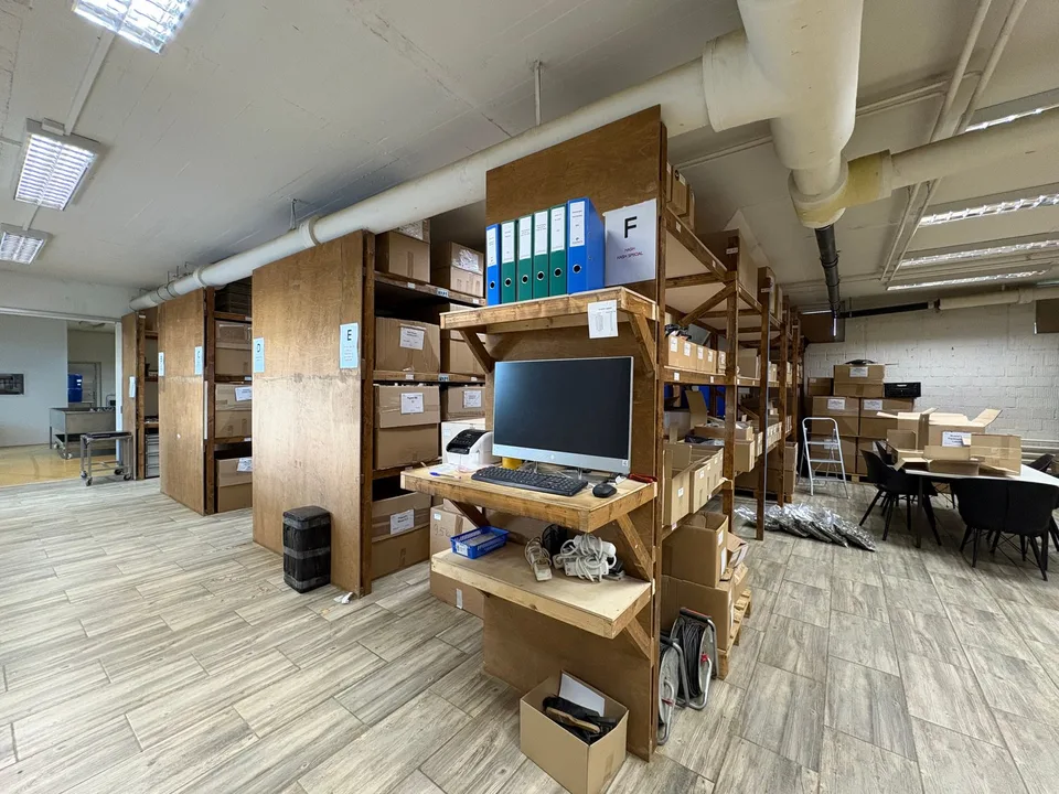 Spazio commerciale - utilizzabile come officina, esposizione, ufficio, magazzino - vicino all'autostrada