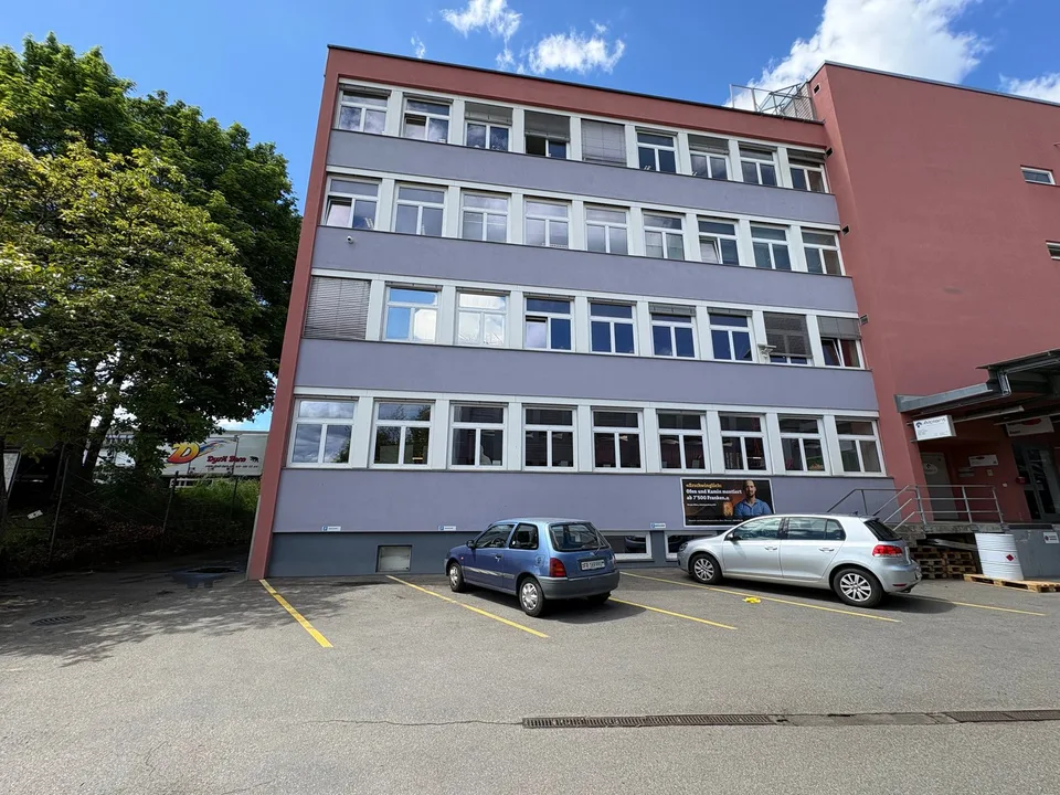 Spazio commerciale - utilizzabile come officina, esposizione, ufficio, magazzino - vicino all'autostrada