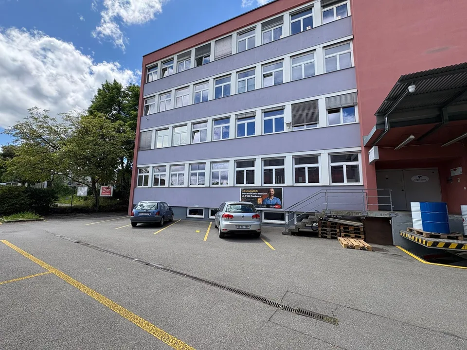 Spazio commerciale - utilizzabile come officina, esposizione, ufficio, magazzino - vicino all'autostrada