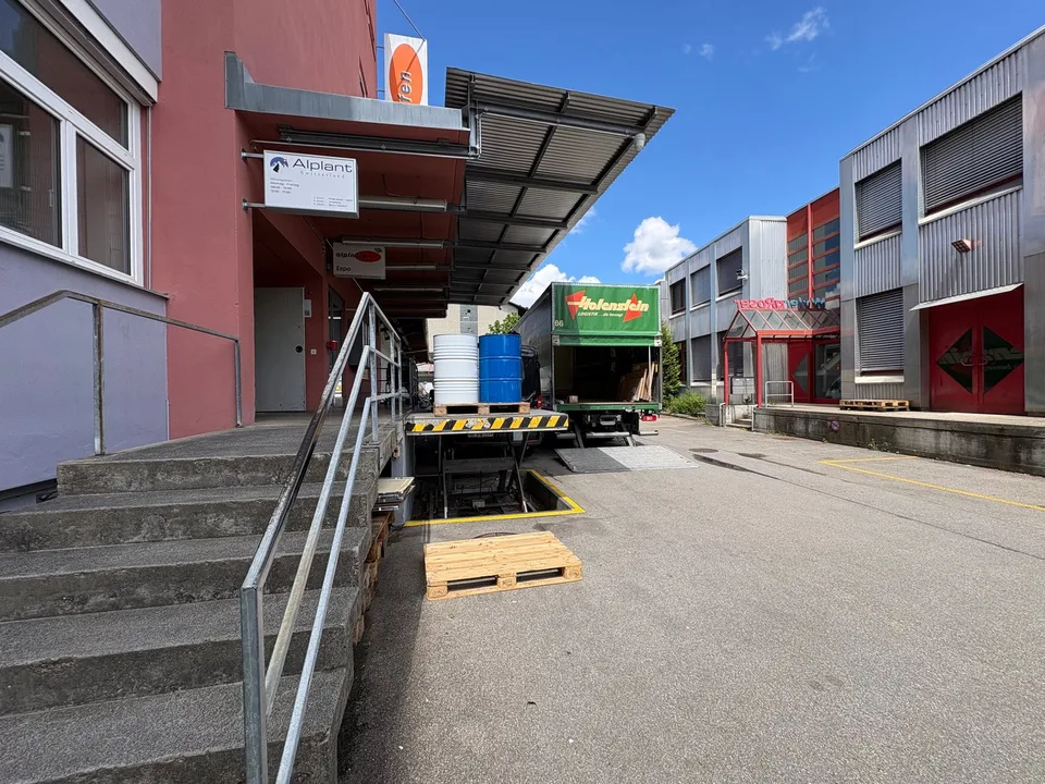 Spazio commerciale - utilizzabile come officina, esposizione, ufficio, magazzino - vicino all'autostrada