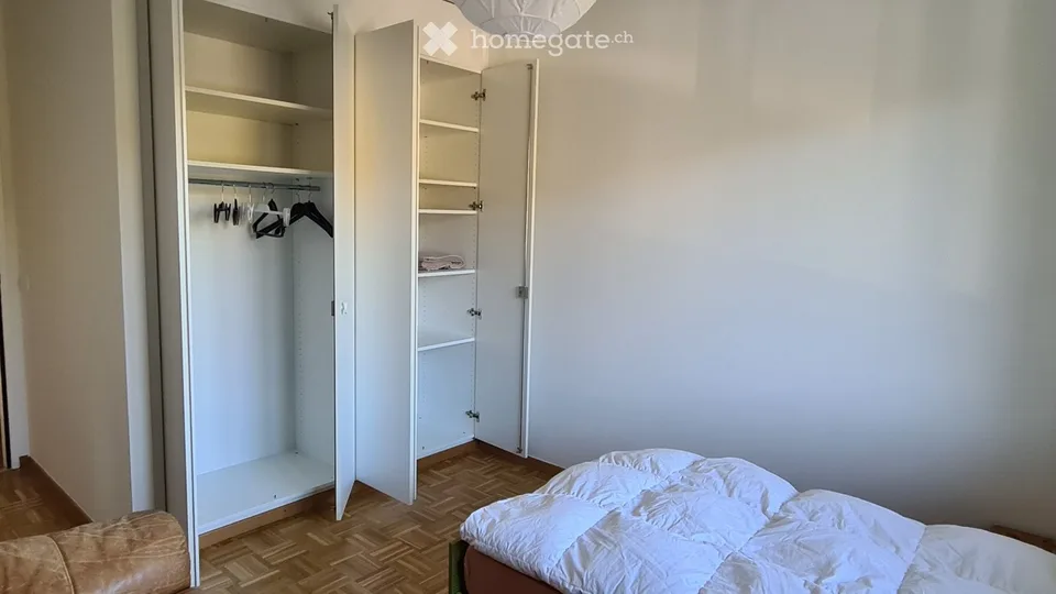 Zimmer mit Möbeln und eigenem Bad - ab Juli