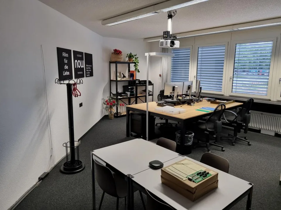 Niederwangen b.Bern, à louer, 250 m2 de bureaux et 230 m2 d'entrepôts
