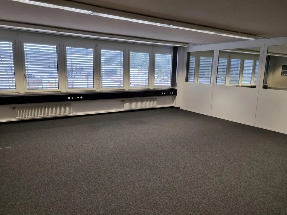 Niederwangen b.Bern, à louer, 250 m2 de bureaux et 230 m2 d'entrepôts